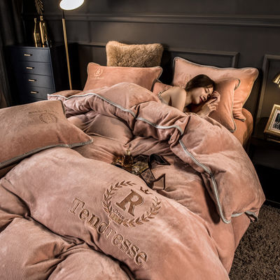 Set di biancheria da letto a quattro pezzi con ricamo e legame di latte