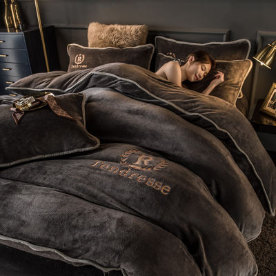 Set di biancheria da letto a quattro pezzi con ricamo e legame di latte