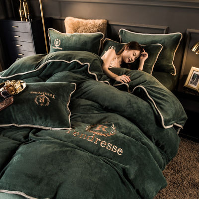 Set di biancheria da letto a quattro pezzi con ricamo e legame di latte