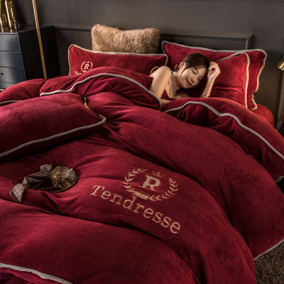 Set di biancheria da letto a quattro pezzi con ricamo e legame di latte