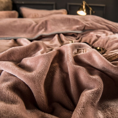 Set di biancheria da letto a quattro pezzi con ricamo e legame di latte