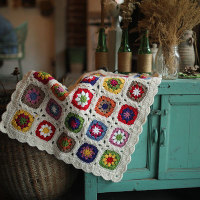 Create un'atmosfera accogliente con questa coperta di lana a maglia multifunzionale.
