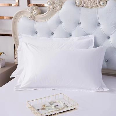 La collezione di biancheria da letto dell'hotel con lussuosa cuscinetta in cotone bianco satinato