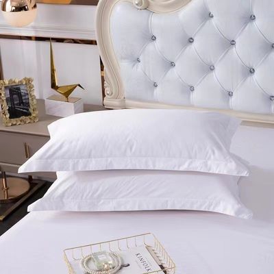 La collezione di biancheria da letto dell'hotel con lussuosa cuscinetta in cotone bianco satinato