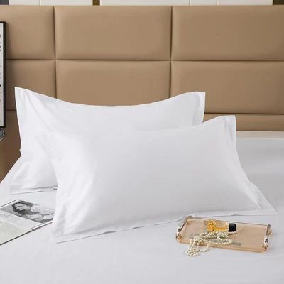 La collezione di biancheria da letto dell'hotel con lussuosa cuscinetta in cotone bianco satinato
