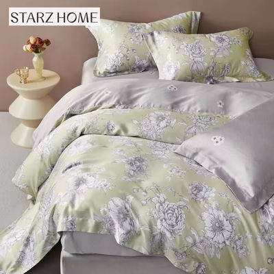 Aggiungi un tocco di eleganza alla tua camera da letto con il nostro set di biancheria da letto stampata con fiori per tutte le stagioni