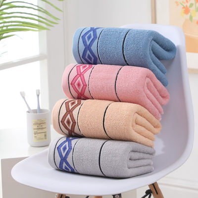 Un asciugamano da bagno rettangolare a colori solidi per adulti