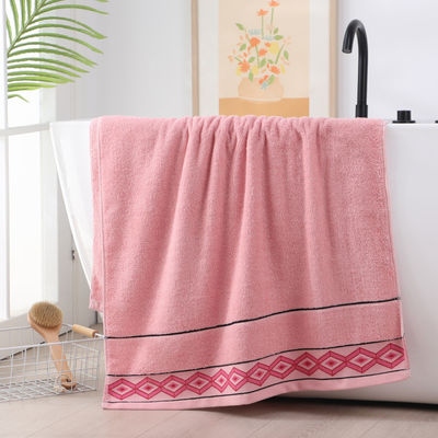 Un asciugamano da bagno rettangolare a colori solidi per adulti