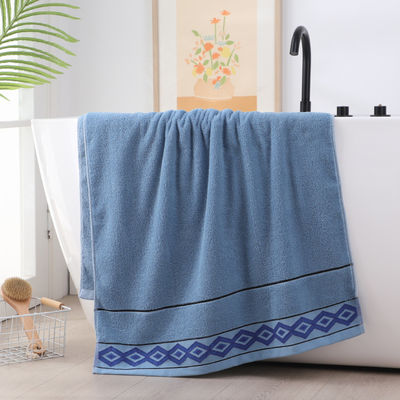 Un asciugamano da bagno rettangolare a colori solidi per adulti