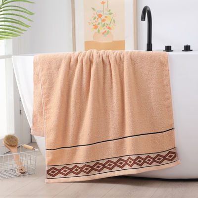 Un asciugamano da bagno rettangolare a colori solidi per adulti