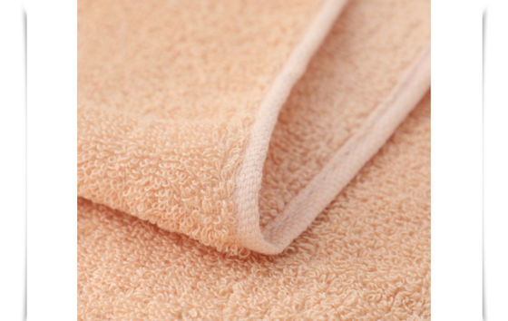 Un asciugamano da bagno rettangolare a colori solidi per adulti