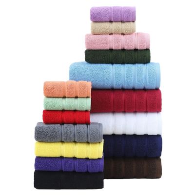 Migliora il tuo bagno con questo set di asciugamani di cotone spessito e pettinato in bianco