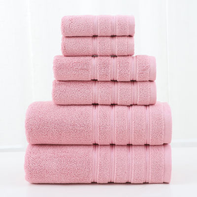 Migliora il tuo bagno con questo set di asciugamani di cotone spessito e pettinato in bianco