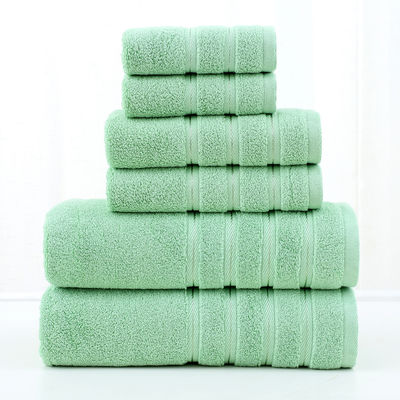 Migliora il tuo bagno con questo set di asciugamani di cotone spessito e pettinato in bianco