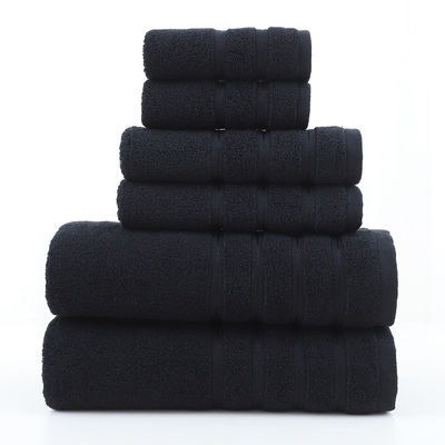 Migliora il tuo bagno con questo set di asciugamani di cotone spessito e pettinato in bianco