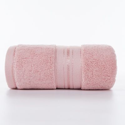 Asciugamani di cotone morbidi e di pelliccia per un bagno di lusso