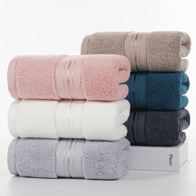 Asciugamani di cotone morbidi e di pelliccia per un bagno di lusso