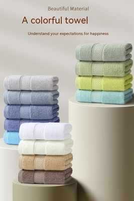 Asciugamani di cotone morbidi e di pelliccia per un bagno di lusso