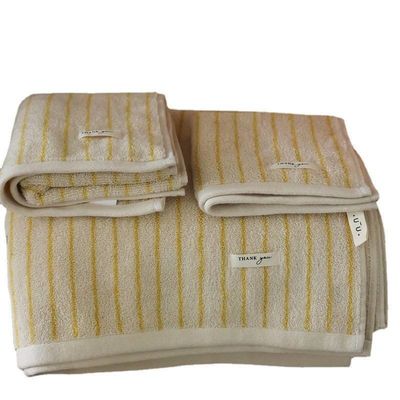 Aggiungi un tocco di stile al tuo bagno con questo set di asciugamani in cotone a strisce colorate