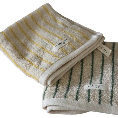 Aggiungi un tocco di stile al tuo bagno con questo set di asciugamani in cotone a strisce colorate