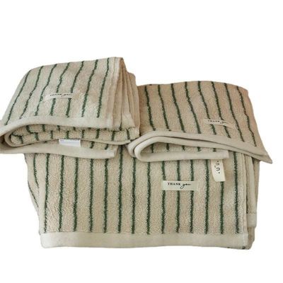 Aggiungi un tocco di stile al tuo bagno con questo set di asciugamani in cotone a strisce colorate