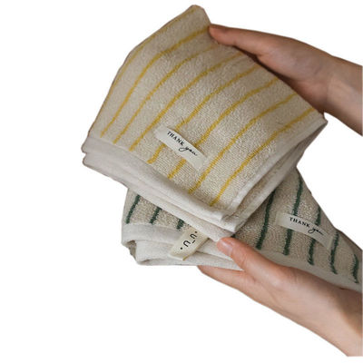 Aggiungi un tocco di stile al tuo bagno con questo set di asciugamani in cotone a strisce colorate