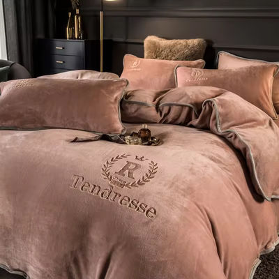 Set di biancheria da letto in velluto di latte massello personalizzato Set di quattro pezzi di flanello caldo addensato
