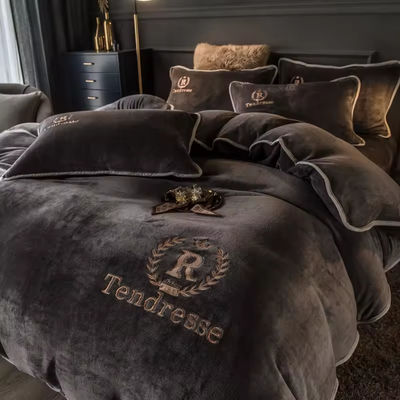 Set di biancheria da letto in velluto di latte massello personalizzato Set di quattro pezzi di flanello caldo addensato