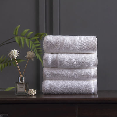 Asciugamano da bagno di cotone bianco di alta qualità perfetto per hotel a cinque stelle e saloni di bellezza