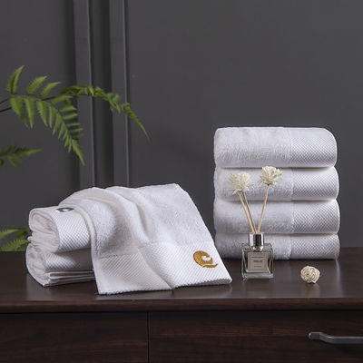 Asciugamano da bagno di cotone bianco di alta qualità perfetto per hotel a cinque stelle e saloni di bellezza