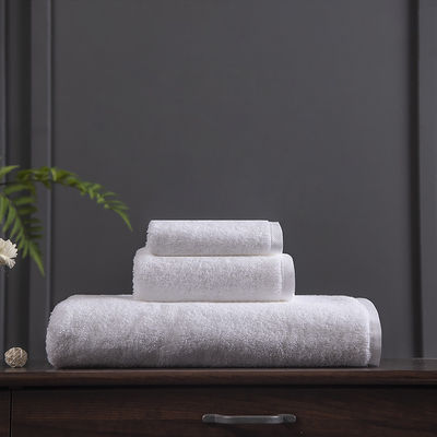 Asciugamano da bagno di cotone bianco di alta qualità perfetto per hotel a cinque stelle e saloni di bellezza