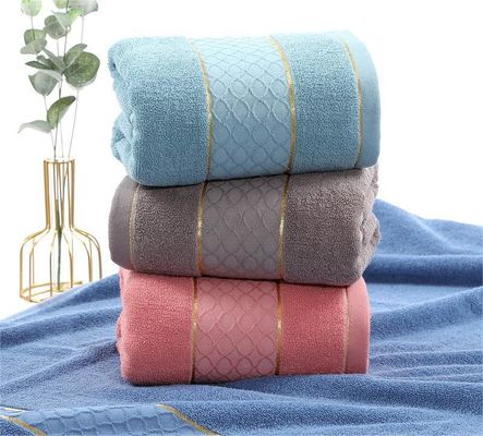 Asciugamani di cotone 32S ad alto assorbimento con bordo dorato e modello a pila di taglio a colori solidi