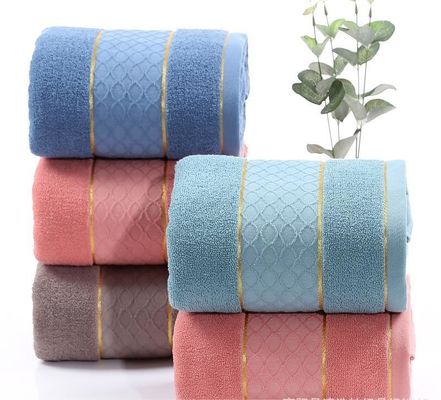Asciugamani di cotone 32S ad alto assorbimento con bordo dorato e modello a pila di taglio a colori solidi