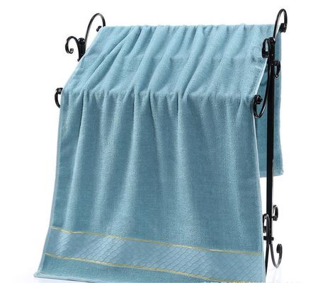 Asciugamani di cotone 32S ad alto assorbimento con bordo dorato e modello a pila di taglio a colori solidi