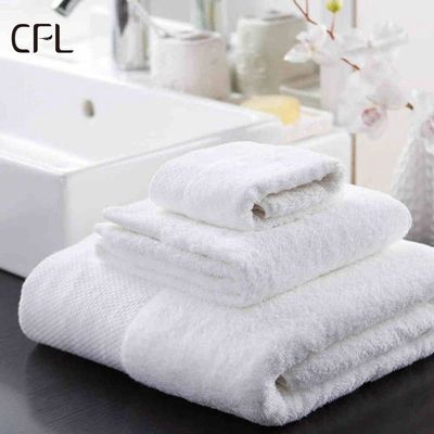 Luxury 100% di cotone bianco Bagno Toiletto per mani e viso Set con logo ricamato su misura 70*140cm