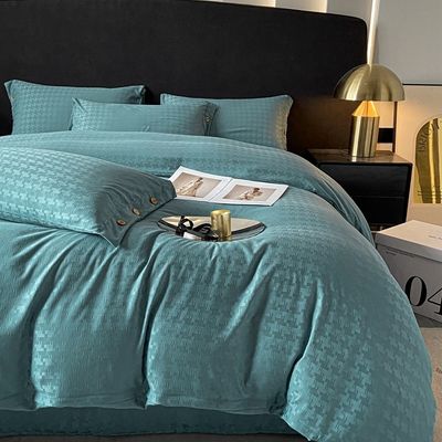 Aggiungi un tocco di lusso alla tua camera da letto con questo set di biancheria da letto in satin jacquard.