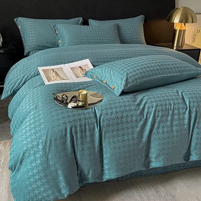 Aggiungi un tocco di lusso alla tua camera da letto con questo set di biancheria da letto in satin jacquard.
