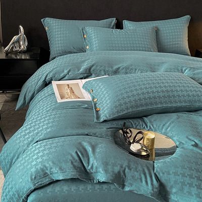 Aggiungi un tocco di lusso alla tua camera da letto con questo set di biancheria da letto in satin jacquard.