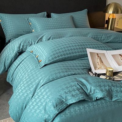 Aggiungi un tocco di lusso alla tua camera da letto con questo set di biancheria da letto in satin jacquard.