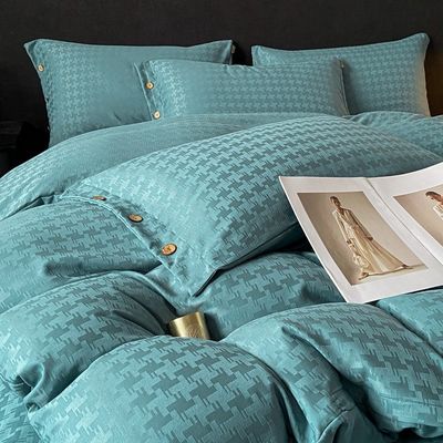 Aggiungi un tocco di lusso alla tua camera da letto con questo set di biancheria da letto in satin jacquard.