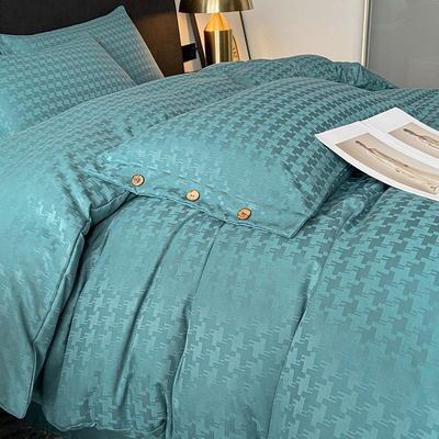 Aggiungi un tocco di lusso alla tua camera da letto con questo set di biancheria da letto in satin jacquard.