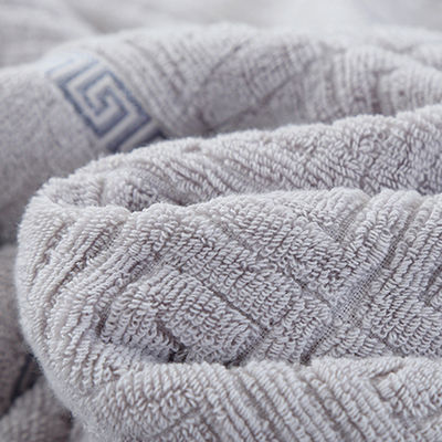 Hotel Essential Bath Towel in cotone con forte assorbimento dell'acqua e logo personalizzato