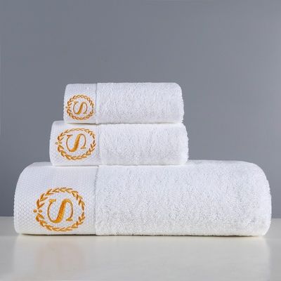Set di asciugamani bianchi per hotel a prova di bambino con personalizzazione ricamata in cotone puro