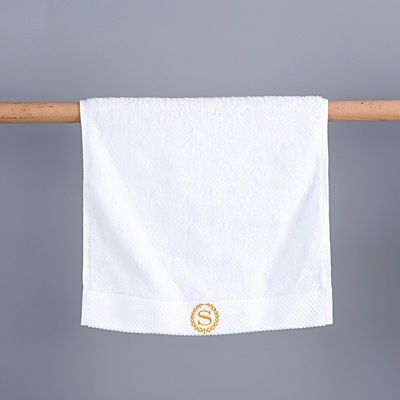 Set di asciugamani bianchi per hotel a prova di bambino con personalizzazione ricamata in cotone puro