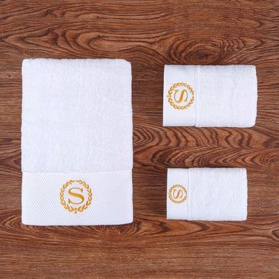 Set di asciugamani bianchi per hotel a prova di bambino con personalizzazione ricamata in cotone puro