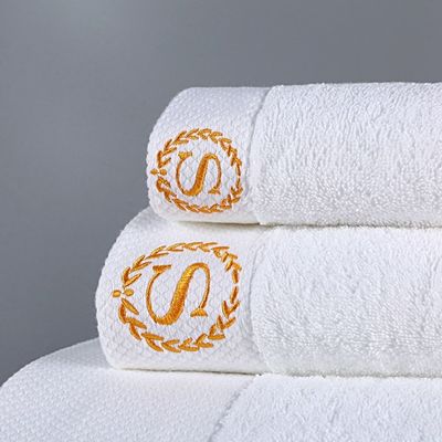 Set di asciugamani bianchi per hotel a prova di bambino con personalizzazione ricamata in cotone puro