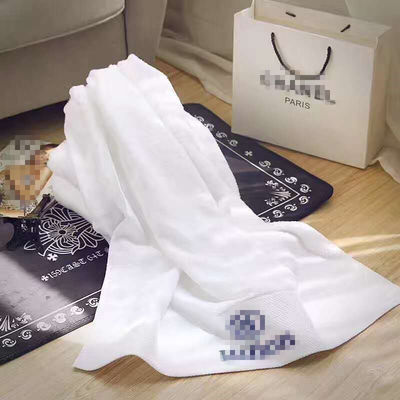 Set di asciugamani bianchi per hotel a prova di bambino con personalizzazione ricamata in cotone puro