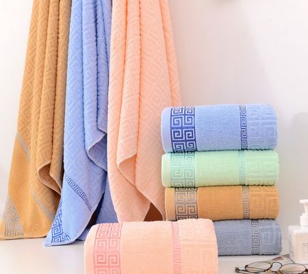 Asciugamani di lusso tessuti con cotone 100% pettinato e design ipoallergenico