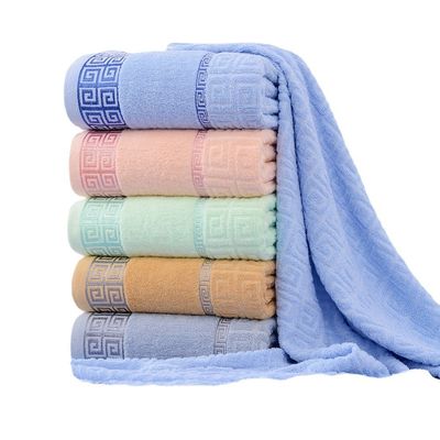 Asciugamani di lusso tessuti con cotone 100% pettinato e design ipoallergenico