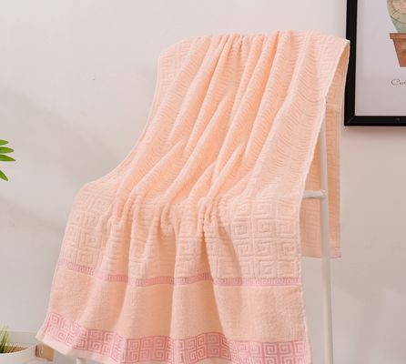 Asciugamani di lusso tessuti con cotone 100% pettinato e design ipoallergenico